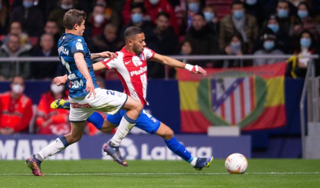 Renan Lodi trata de poner un centro en el Atlético de Madrid-Alavés (Foto: Cordon Press).