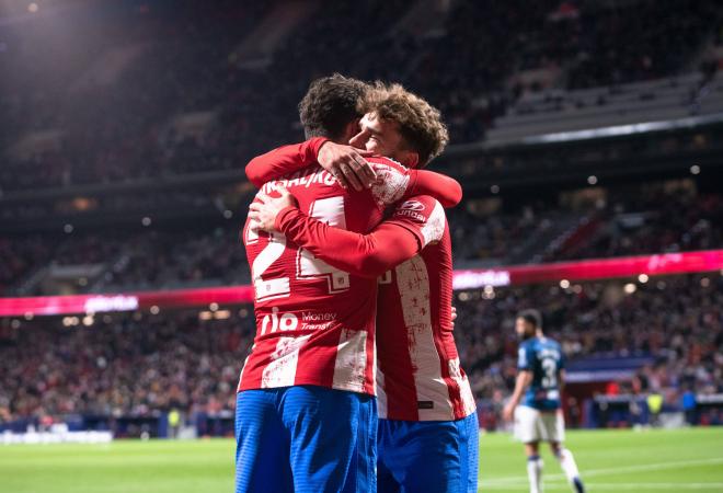 Vrsaljko y Griezmann se abrazan en el Atlético de Madrid-Alavés (Foto: Cordon Press).