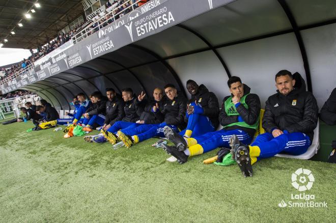 El banquillo del Real Oviedo en Cartagena (Foto: LaLiga).