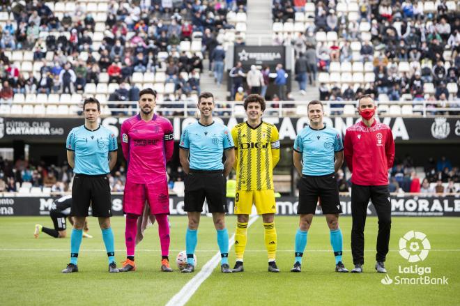 Javi Mier y Marc Martínez posan con Moreno Aragón antes del Cartagena-Real Oviedo (Foto: LaLiga).