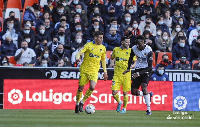 Rubén Alcaraz, ante Diakhaby, durante el Valencia-Cádiz (Foto: LaLiga).