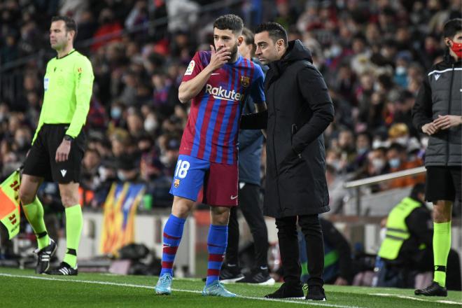 Xavi da indicaciones a Jordi Alba en el Barcelona-Sevilla (Foto: Cordon Press).
