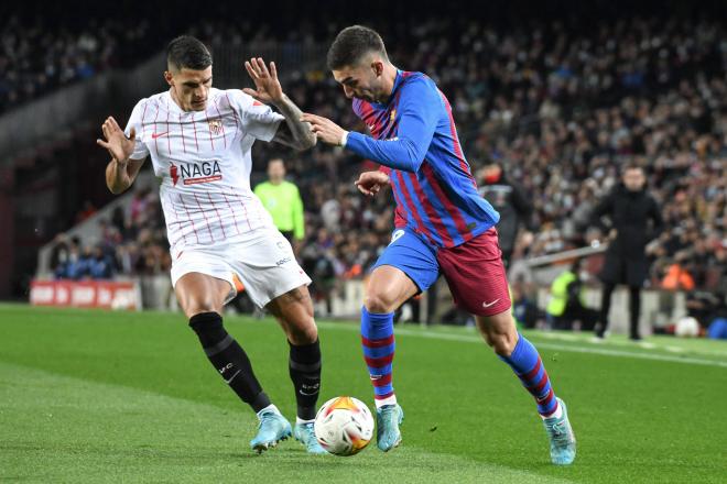 Erik Lamela, ante Ferrán Torres (Foto: Cordon Press).