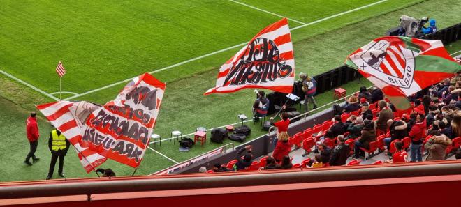 La afición rojiblanca ondea banderas ante el Elche CF este domingo en San Mamés (Foto: Athletic Club).
