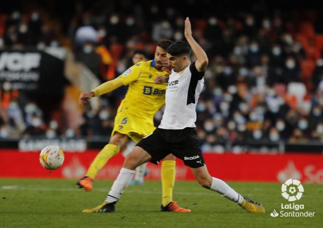 José Mari, en el instante de la falta a Carlos Soler en el Valencia-Cádiz (Foto: LaLiga).