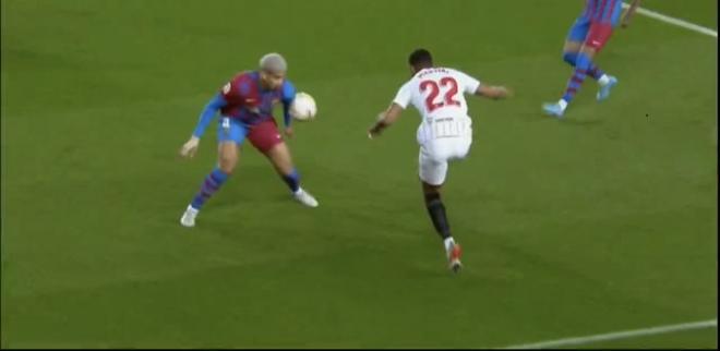 El posible penalti de Araujo en el Barça-Sevilla.