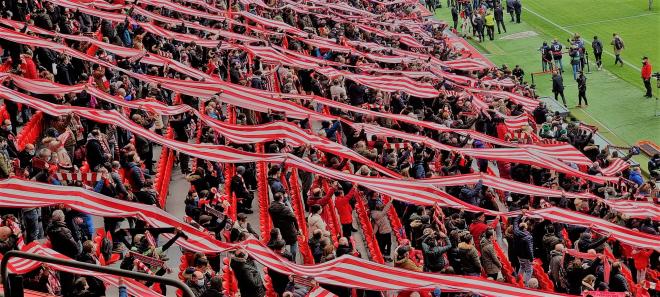 La afición rojiblanca luce banderas en un partido ante el Elche CF en San Mamés (Foto: Athletic Club).