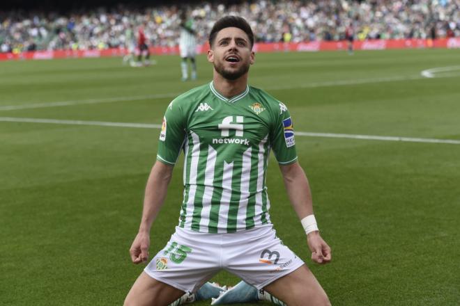 Álex Moreno, celebrando un tanto con el Betis. 