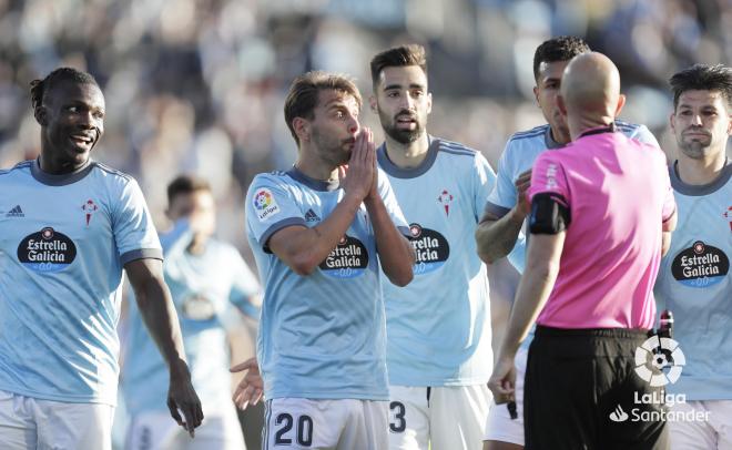 Aidoo, Fran Beltrán, Brais Méndez y Nolito protestan una decisión de González Fuertes (Foto: LaLiga)