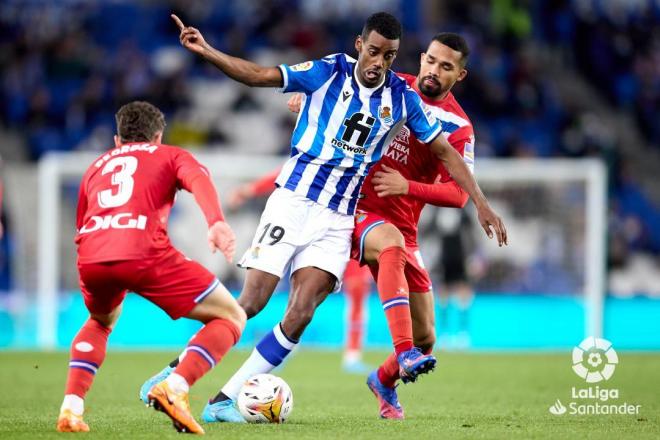 Yangel Herrera, jugador del Espanyol, ante Isak (Foto: LaLiga).