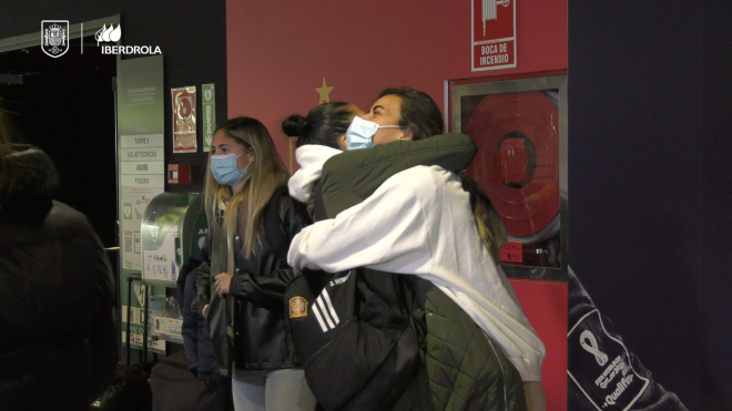 El abrazo entre Misa y Jenni Hermoso a su llegada a la concentración (Foto: RFEF).