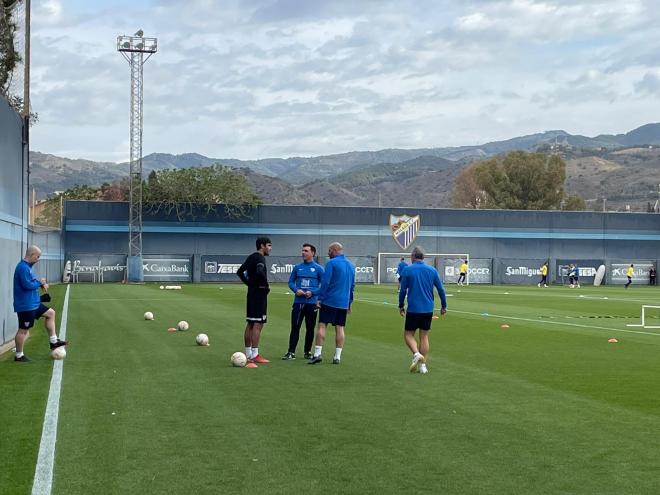 Guede y Bravo charlan con Escassi en el entrenamiento del Málaga.