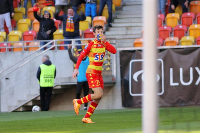 Marc Gual celebra besando el brazalete con los colores de la bandera de Ucrania (Foto: Jagiellonia). 