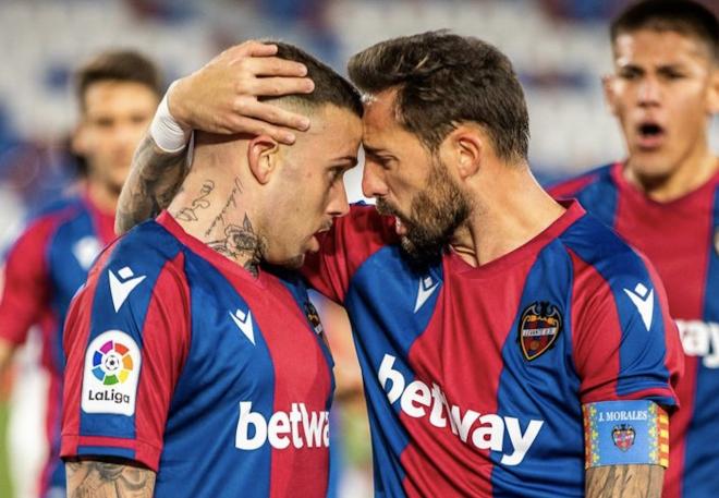 Morales y Roger celebran un gol con el Levante UD en el Ciutat de València.