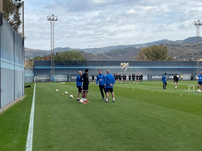 Pablo Guede, en su primer entrenamiento con el Málaga, habla con Escassi (Foto: María Naranjo).