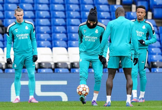 Benzema, Bale y Militao, en el entrenamiento previo al Chelsea-Real Madrid (Foto: Cordon Press).