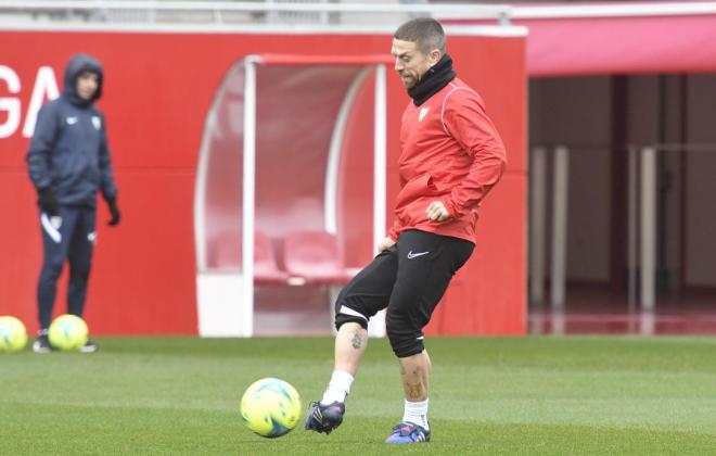 Papu Gómez, en un entrenamiento con el Sevilla (Foto: Kiko Hurtado).