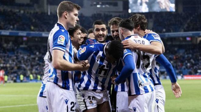 Los jugadores de la Real felicitan a Isak por su gol al Espanyol (Foto: Real Sociedad).