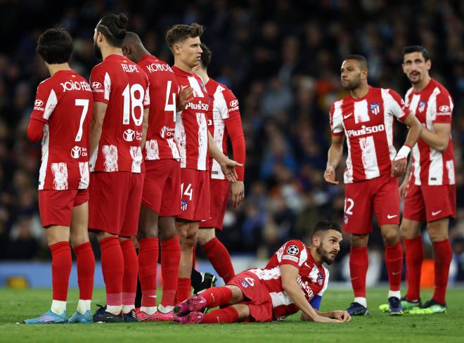 Los jugadores del Atlético de Madrid, en la barrera de una falta (Foto: Cordon Press).