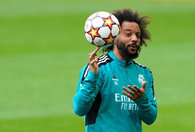 Marcelo, con el balón de la Champions League (Foto: Cordon Press).