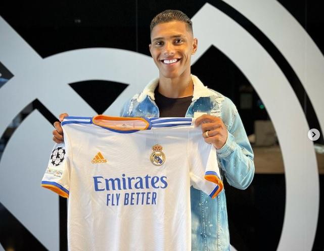 Vinicius Tobias posa con la camiseta del Real Madrid.