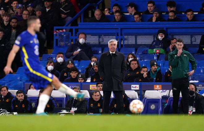 Carlo Ancelotti, tranquilo en la banda durante el Chelsea-Real Madrid (Foto: Cordon Press).