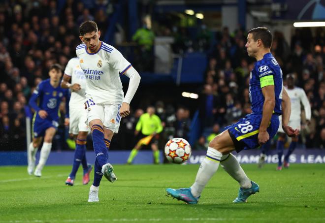 Fede Valverde, la sorpresa de Ancelotti en el once, pone un balón delante de Azpilicueta en el Chelsea-Real Madrid (Foto: Cordon Press).