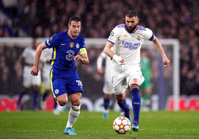 César Azpilicueta persigue a Karim Benzema en el Chelsea-Real Madrid (Foto: Cordon Press).