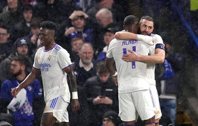 David Alaba abraza a Benzema tras un gol en el Chelsea-Real Madrid (Foto: Cordon Press).