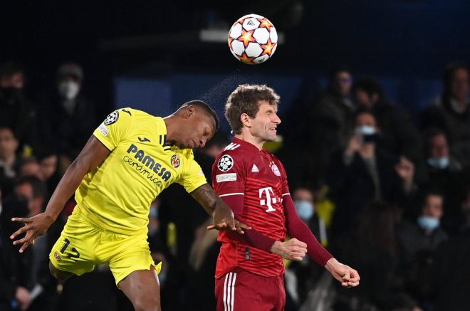 Estupiñán pelea por un balón aéreo con Müller en el Villarreal-Bayern (Foto: Cordon Press).