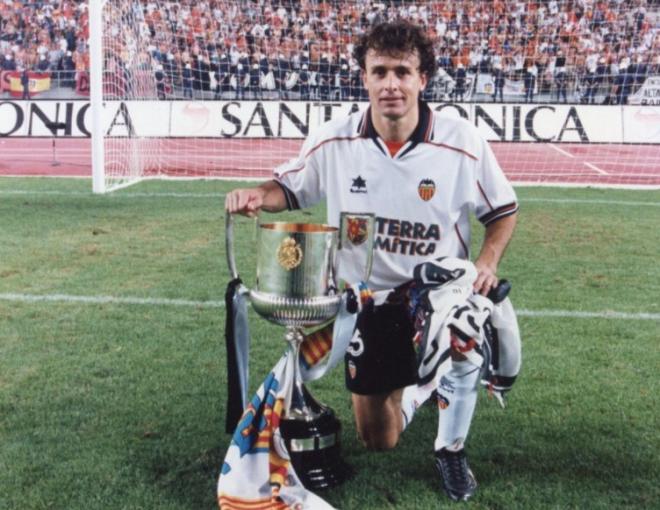 Amedeo Carboni con la Copa del Rey de 1999