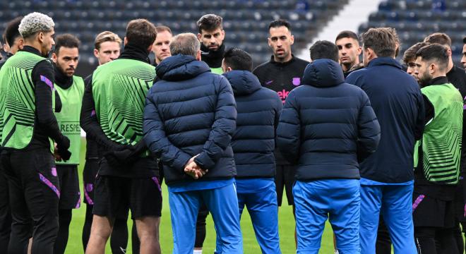 Xavi da instrucciones a sus jugadores en el estadio del Eintracht de Frankfurt (Foto: Cordon Press)