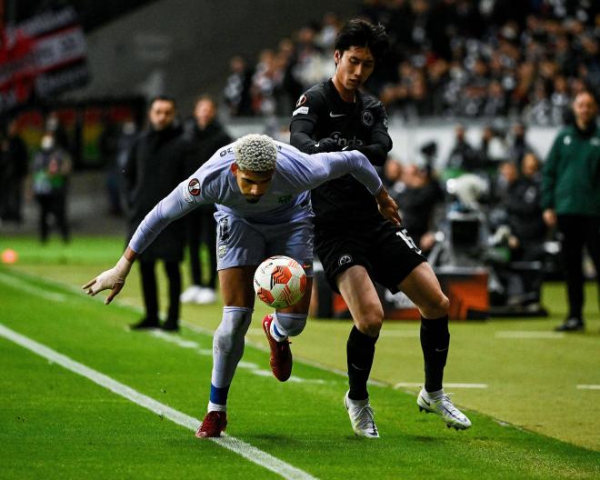 Araujo protege el balón ante Kamada en el Eintracht-Barcelona (Foto: Cordon Press).