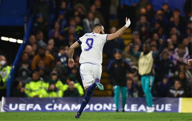 Karim Benzema celebra un gol en el Chelsea-Real Madrid (Foto: Cordon Press).