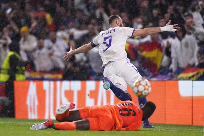 Karim Benzema celebra un gol en el Chelsea-Real Madrid (Foto: Cordon Press).