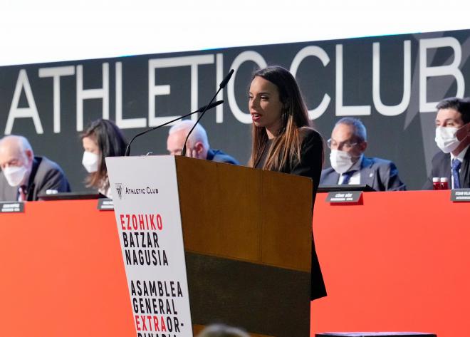 Garazi Soldevilla en la Asamblea sobre la grada popular de San Mamés (Foto: Athletic Club).