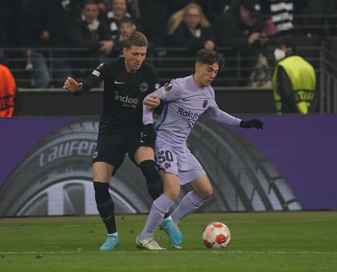Hrustic trata de robar el balón a Gavi en el Eintracht-Barça (Foto: Cordon Press).