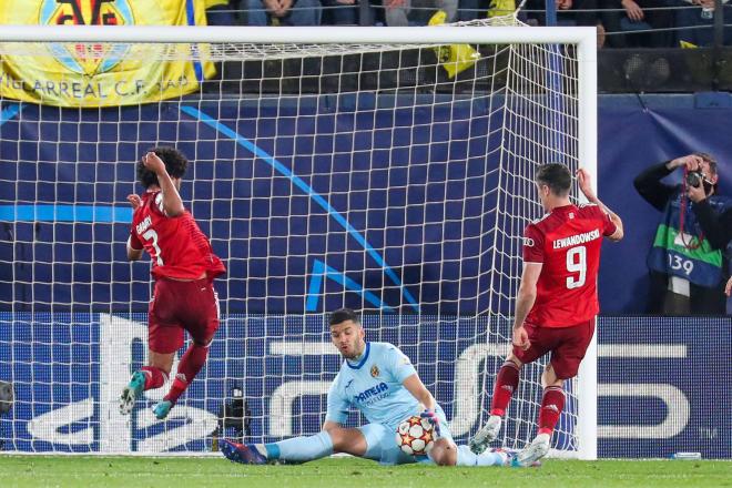 Rulli le para el disparo a Lewandowski en el Villarreal-Bayern de Múnich (Foto: Cordon Press).