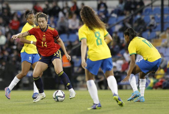 Alexia Putellas conduce el balón en un España-Brasil (FOTO: EFE).