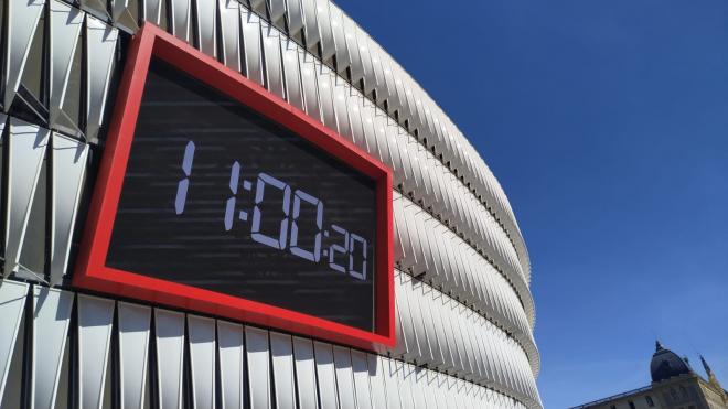 El reloj digital de la fachada del estadio de San Mamés en pleno centro de Bilbao.