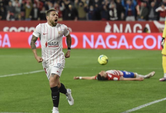 El Papu Gómez celebra su gol contra el Granada (foto: Kiko Hurtado).