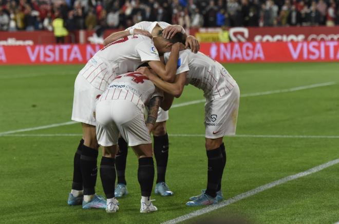 Los jugadores del Sevilla celebran un gol (Foto: Kiko Hurtado).