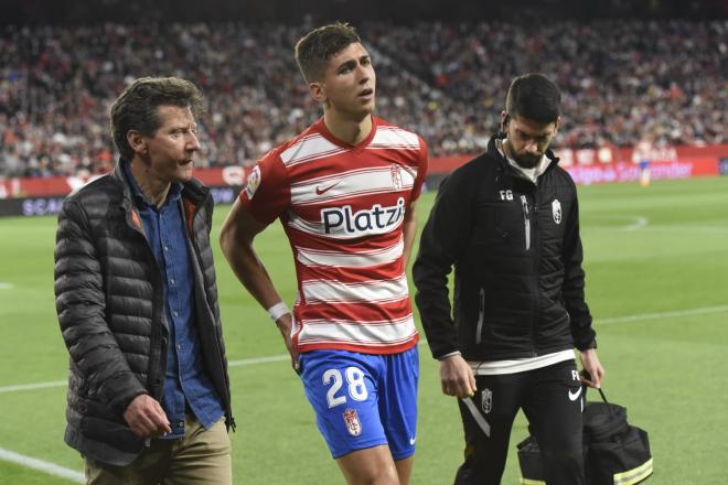 Raúl Torrente se marcha lesionado del Sevilla-Granada (Foto: Kiko Hurtado).