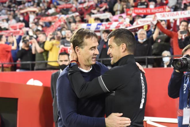 Lopetegui y Torrecilla se saludan antes del Sevilla-Granada (Foto: Kiko Hurtado).