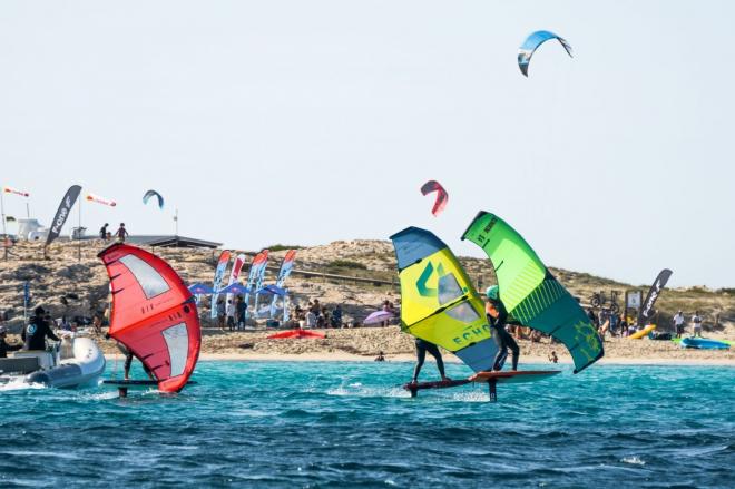 La playa de La Barrosa acoge el primer campeonato de Andalucía de la clase Wing Foil. (Foto: Federación Andaluza de Vela)