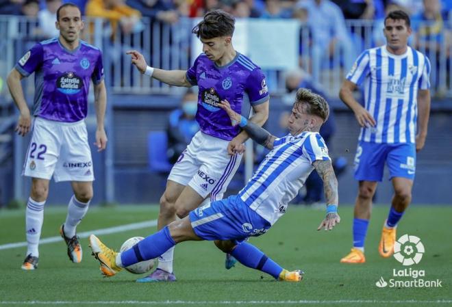 Brandon defiende un balón en el Málaga-Valladolid (Foto: LaLiga).