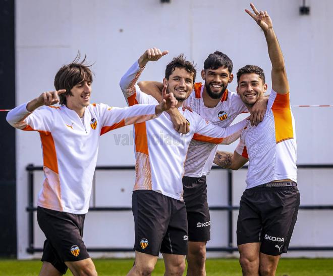 Bryan Gil y Guillamón apuntan al once titular (Foto: Valencia CF)