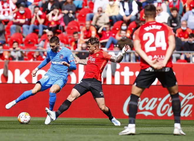 Carrasco golpea el balón ante la presión de Maffeo en el Mallorca-Atlético de Madrid.
