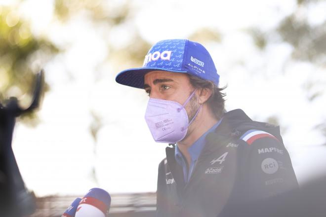 Fernando Alonso, en el 'paddock' de Australia (Foto: Cordon Press).