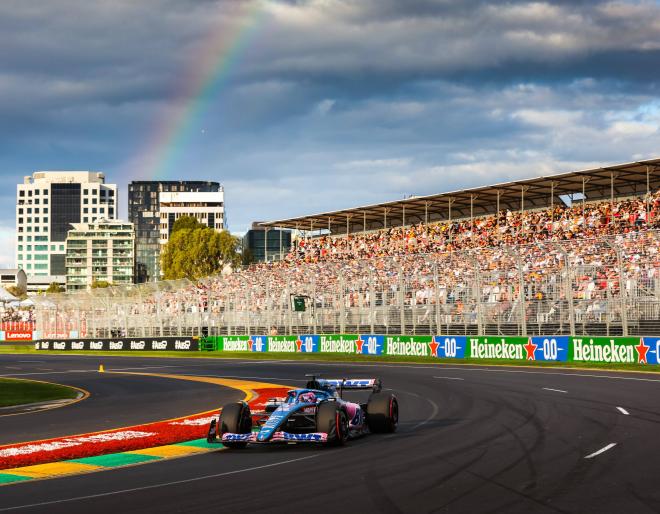 Fernando Alonso rueda en el circuito de Australia (Foto: Cordon Press).